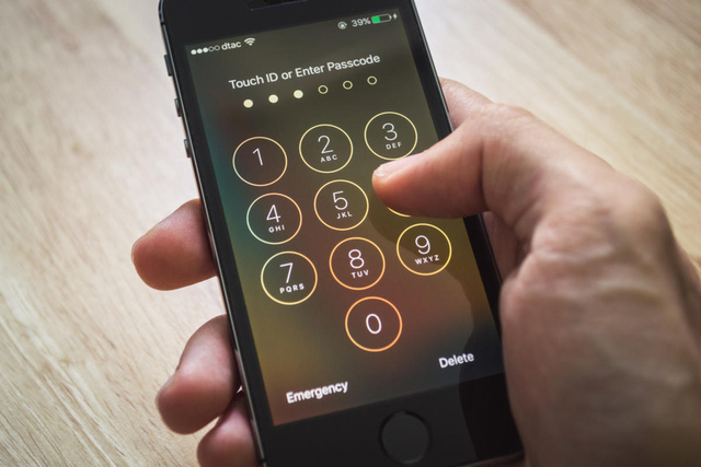 FBI "bó tay" với iPhone, Bộ trưởng Tư pháp chỉ trích Apple